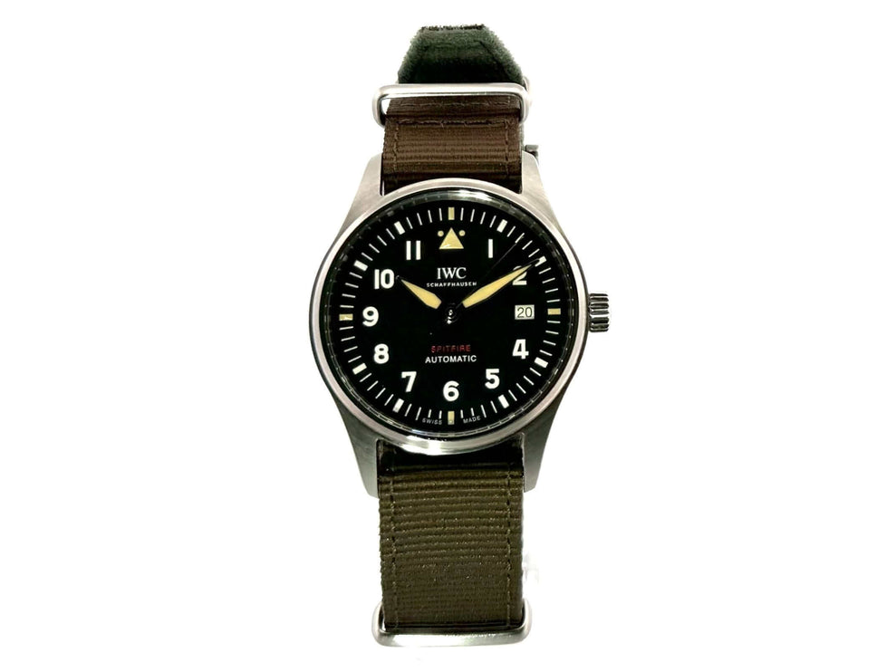 IWC Pilot's Watch Automatik Spitfire IW326805 mit schwarzem Zifferblatt und grünem Textilarmband, Edelstahlgehäuse satiniert, Datum und Automatikwerk.