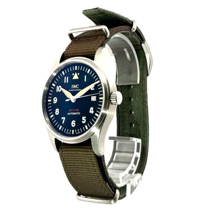 IWC Pilot's Watch Automatik Spitfire IW326805 mit grünem Textilarmband und schwarzem Zifferblatt