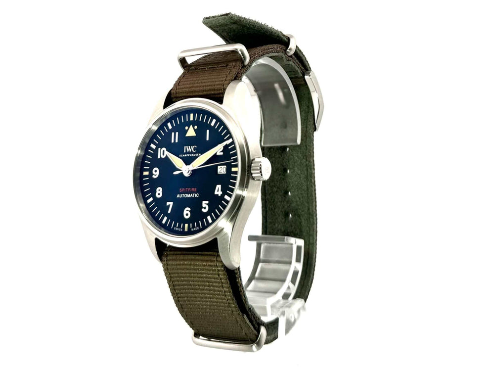 IWC Pilot's Watch Automatik Spitfire IW326805 mit grünem Textilarmband und schwarzem Zifferblatt