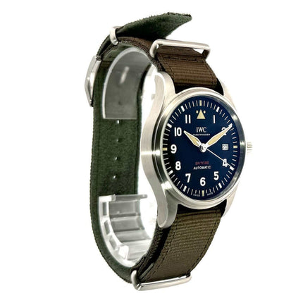 IWC Pilot's Watch Automatik Spitfire IW326805 mit grünem Textilarmband und schwarzem Zifferblatt.