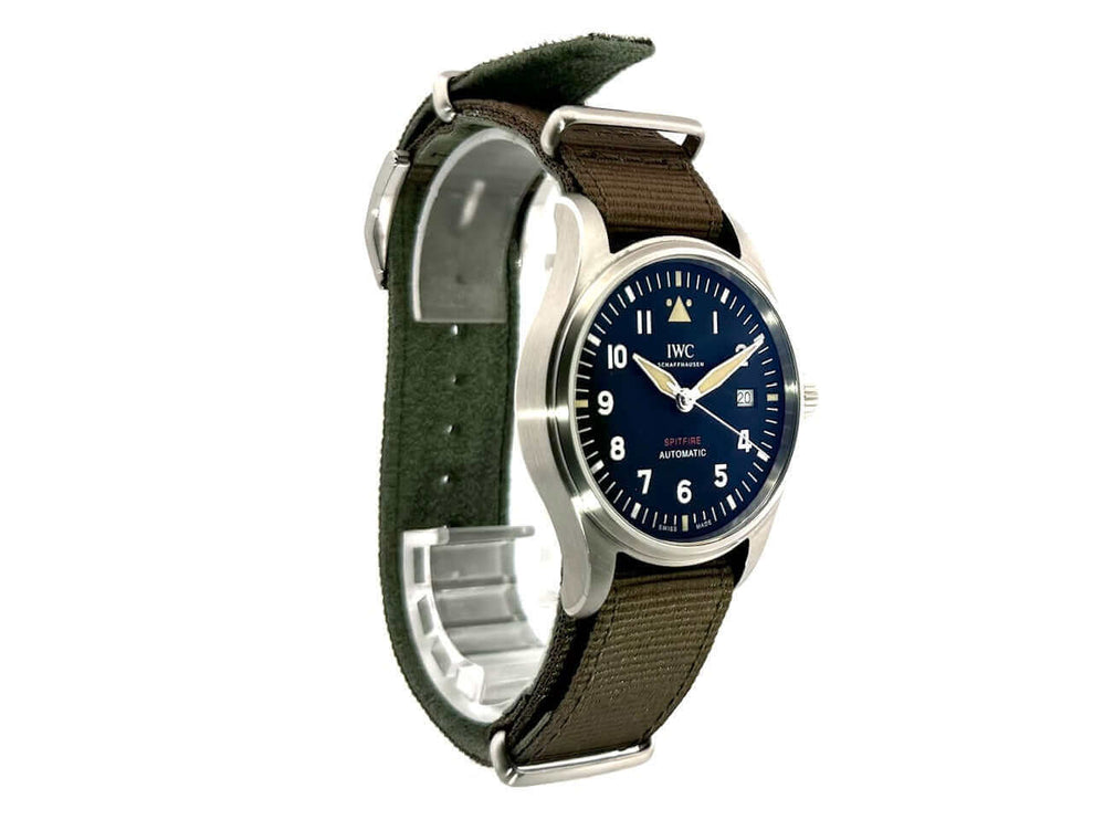 IWC Pilot's Watch Automatik Spitfire IW326805 mit grünem Textilarmband und schwarzem Zifferblatt.