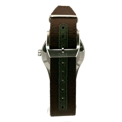 Rückansicht der IWC Pilot's Watch Automatik Spitfire IW326805 mit Textilarmband und Dornschließe.