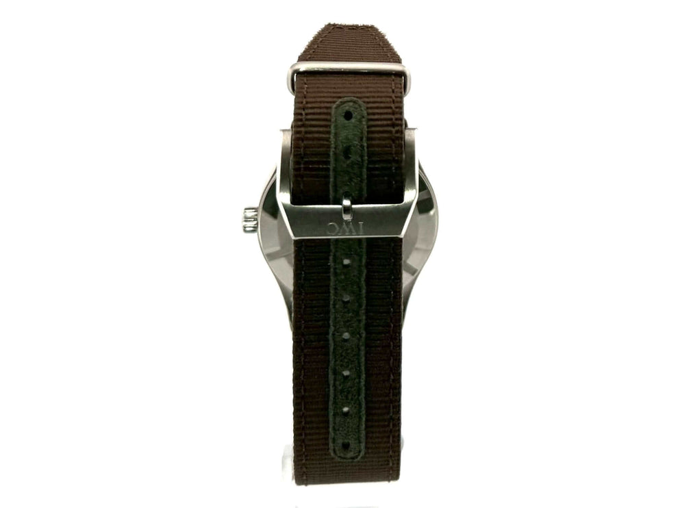 Rückansicht der IWC Pilot's Watch Automatik Spitfire IW326805 mit Textilarmband und Dornschließe.