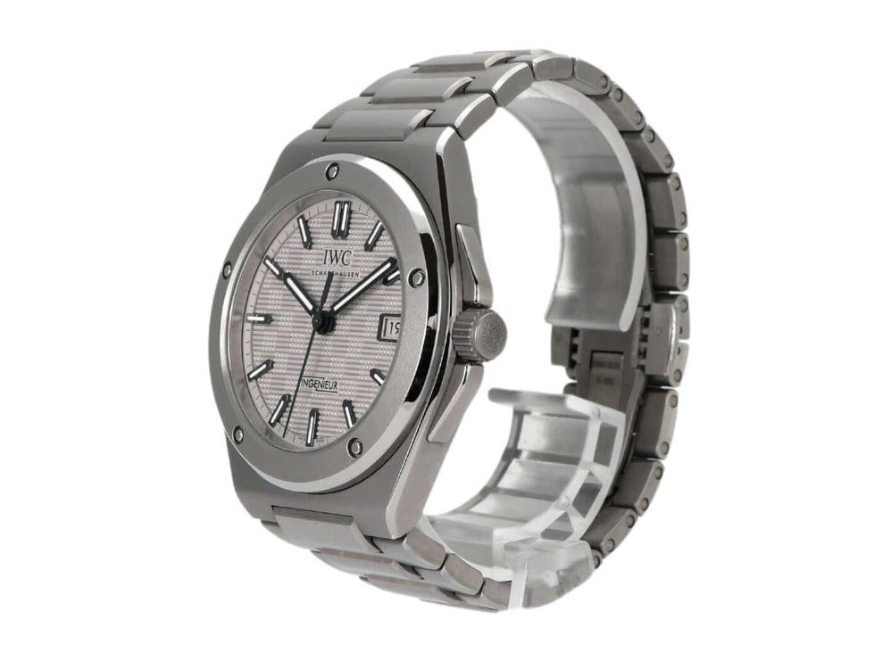 IWC Ingenieur Automatic 40 IW328904 Uhr aus poliertem und satiniertem Titan mit grauem Zifferblatt und Datumsanzeige.