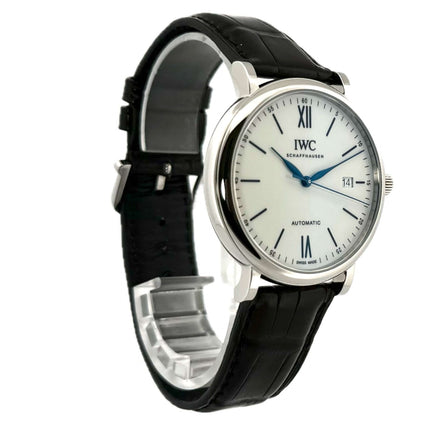 IWC Portofino Automatik Edition 150 Years IW356519, Edelstahlgehäuse, silbernes Zifferblatt, schwarzes Lederarmband, blaue Zeiger.