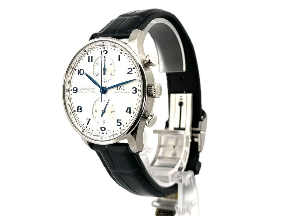 IWC Portugieser Chronograph IW371605 mit Edelstahlgehäuse und blauem Alligatorlederband.