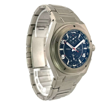 IWC Ingenieur Chronograph AMG IW372503 mit Titan-Gehäuse und schwarzem Zifferblatt, 42 mm Durchmesser, auf weißem Hintergrund