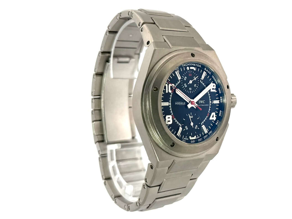 IWC Ingenieur Chronograph AMG IW372503 mit Titan-Gehäuse und schwarzem Zifferblatt, 42 mm Durchmesser, auf weißem Hintergrund