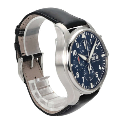 IWC Fliegeruhr Chronograph Le Petit Prince IW377714 mit blauem Zifferblatt und schwarzem Lederband, seitliche Ansicht.