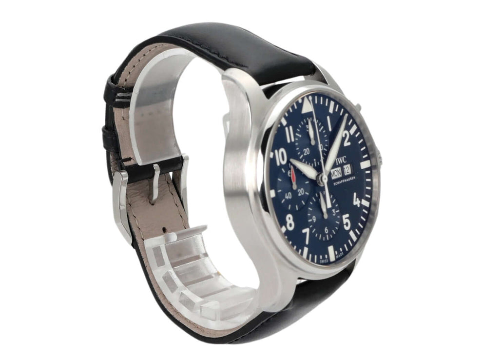 IWC Fliegeruhr Chronograph Le Petit Prince IW377714 mit blauem Zifferblatt und schwarzem Lederband, seitliche Ansicht.