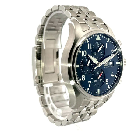 IWC Pilot's Watch Chronograph IW378004 mit blauem Zifferblatt und Edelstahlarmband, seitliche Ansicht.