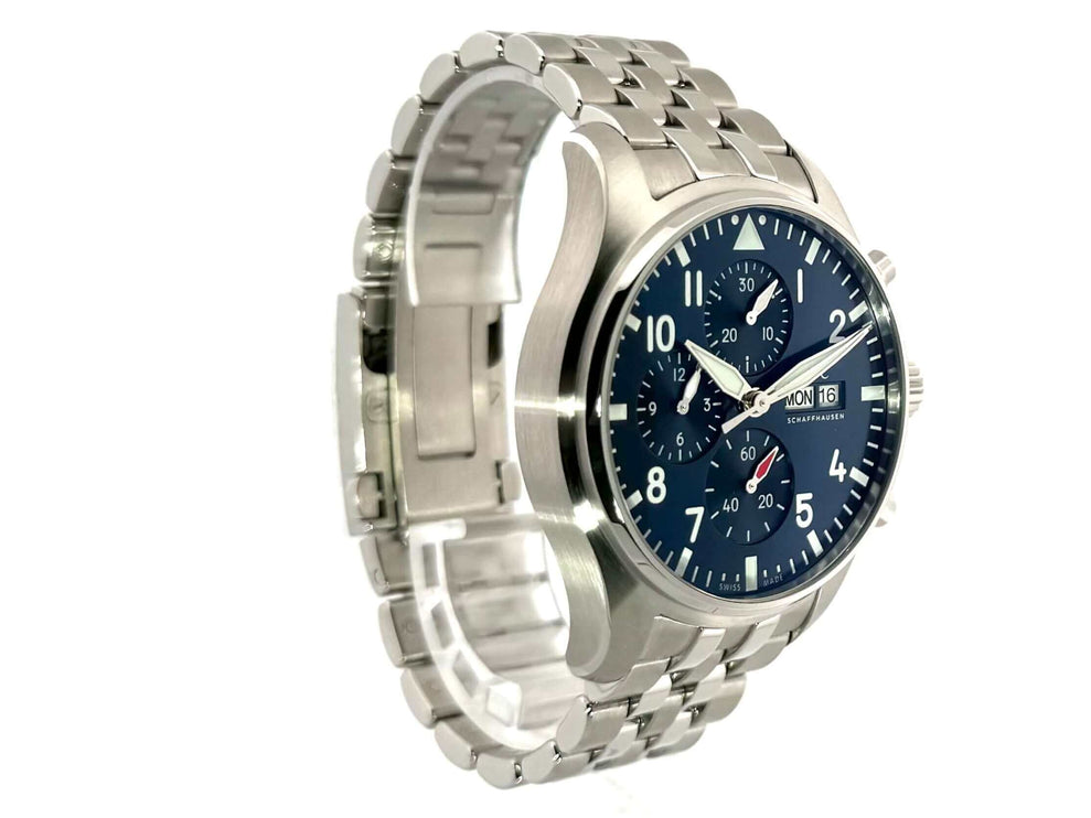 IWC Pilot's Watch Chronograph IW378004 mit blauem Zifferblatt und Edelstahlarmband, seitliche Ansicht.