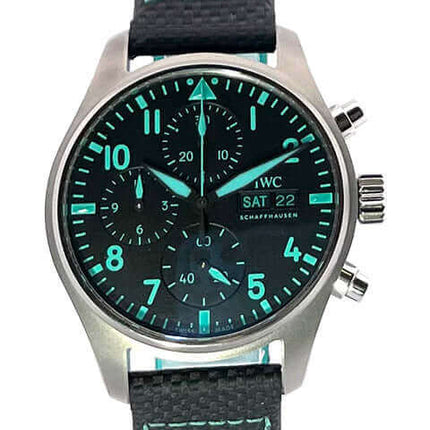 IWC Pilot's Watch Chronograph IW388108 mit schwarzem Lederband, Titan-Gehäuse und schwarzem Zifferblatt mit leuchtenden Details.