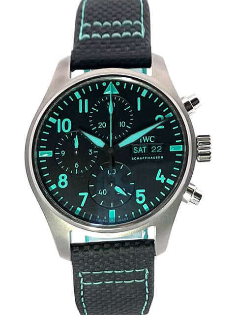 IWC Pilot's Watch Chronograph IW388108 mit schwarzem Lederband, Titan-Gehäuse und schwarzem Zifferblatt mit leuchtenden Details.