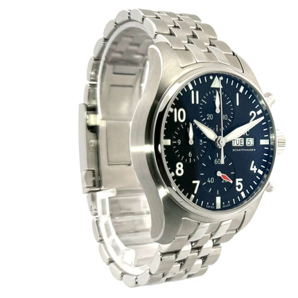 IWC Pilot's Watch Chronograph IW388113 mit poliertem Edelstahlgehäuse und schwarzem Zifferblatt, Edelstahlband mit Faltschließe.