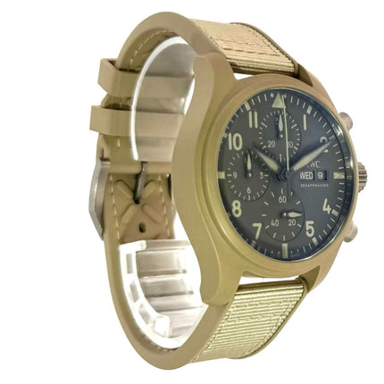 IWC Pilots Watch Chronograph 41 Top Gun Mojave Desert IW389402 mit beigem Keramikgehäuse und braunem Zifferblatt.