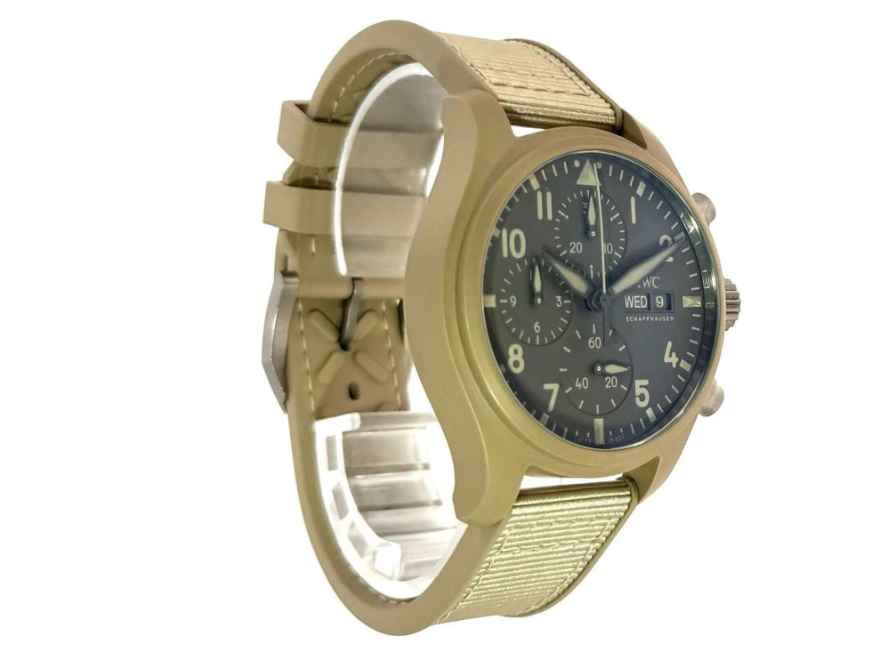 IWC Pilots Watch Chronograph 41 Top Gun Mojave Desert IW389402 mit beigem Keramikgehäuse und braunem Zifferblatt.