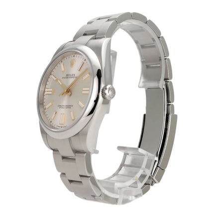 Rolex Oyster Perpetual 41 Ref. 124300 Uhr mit silbernem Zifferblatt und Edelstahlarmband, wasserdicht bis 10 bar.