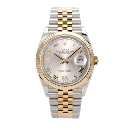 Rolex Datejust 36 Ref. 126233 mit silbernem Zifferblatt und Diamanten, Jubilé-Armband aus Edelstahl und Gelbgold.