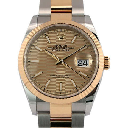 Rolex Datejust 36 Oystersteel Gelbgold 126233 mit goldenem Riffelmuster-Zifferblatt und geriffelter 18 kt Gelbgold Lünette.