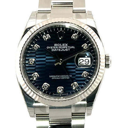 Rolex Datejust 36 Oystersteel Weißgold 126234 mit blauem Riffelmuster und Diamantzifferblatt, Edelstahlband und Faltschließe.