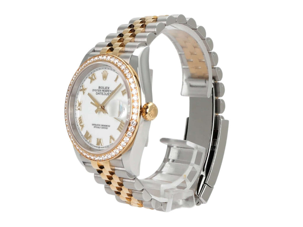 Rolex Datejust 36 mit Diamantlünette, weißem Zifferblatt und Jubilé-Armband aus Edelstahl und Gelbgold.