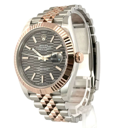 Rolex Datejust 41 Edelstahl Everose-Gold 126331 mit grauem Riffelmuster Zifferblatt, geriffelte 18 kt Lünette und Jubile-Armband