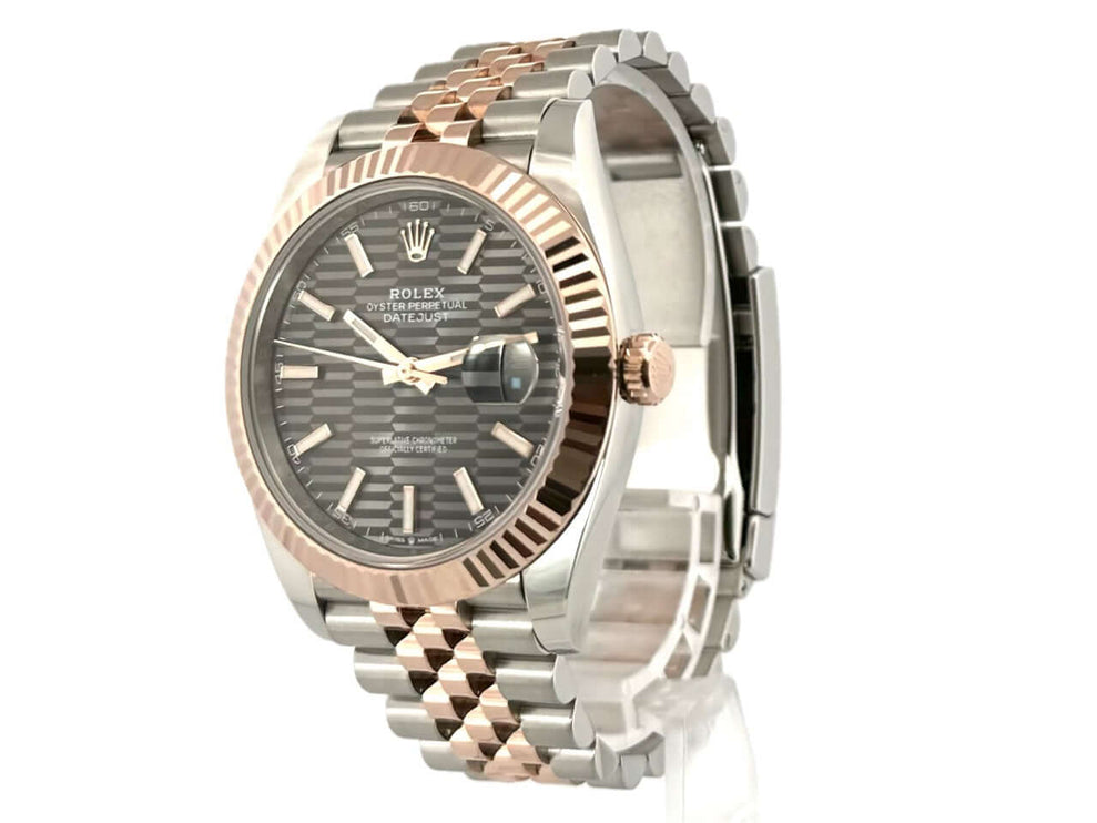 Rolex Datejust 41 Edelstahl Everose-Gold 126331 mit grauem Riffelmuster Zifferblatt, geriffelte 18 kt Lünette und Jubile-Armband