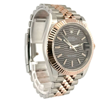 Rolex Datejust 41 Edelstahl Everose-Gold Ref. 126331, graues Riffelmuster Zifferblatt, geriffelte 18 kt Gold Lünette, Jubile Armband