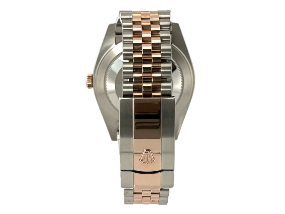 Rückansicht der Rolex Datejust 41 Edelstahl Everose-Gold 126331 mit Jubile-Armband und Faltschließe aus Edelstahl und Everose-Gold.