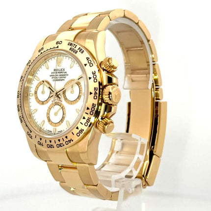 Rolex Daytona Gelbgold Ref. 126508, 18 kt Gelbgold Uhr mit weißem Zifferblatt, Leuchtindizes und Tachymeterskala.