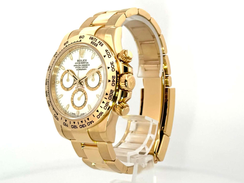 Rolex Daytona Gelbgold Ref. 126508, 18 kt Gelbgold Uhr mit weißem Zifferblatt, Leuchtindizes und Tachymeterskala.