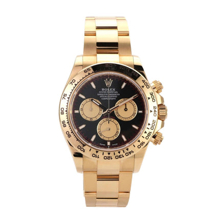 Rolex Daytona Gelbgold 126508 mit schwarzem Zifferblatt und champagnerfarbenen Totalisatoren auf glänzendem Armband.