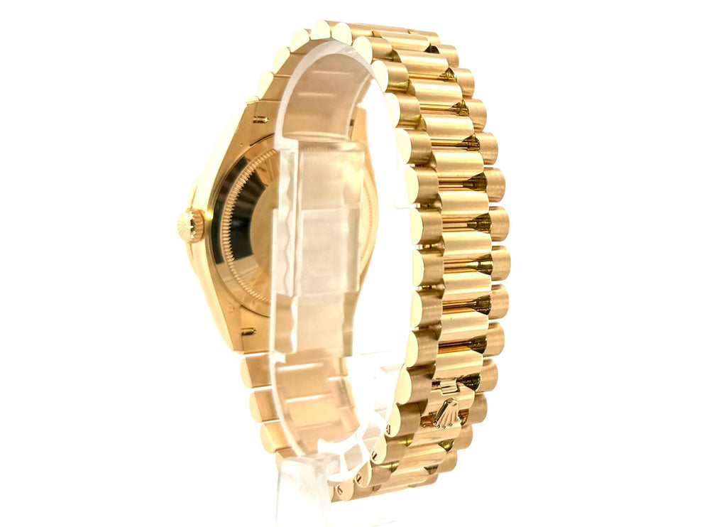 Rolex Day-Date 36 Gelbgold Ref. 128348RBR, Seitenansicht des Präsident Armbands aus 18 kt Gelbgold mit Faltschließe.