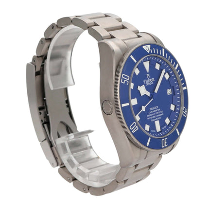 Tudor Pelagos Titan Blue M25600TB-0001 mit blauem Zifferblatt und Titan-Gehäuse in naher Ansicht.