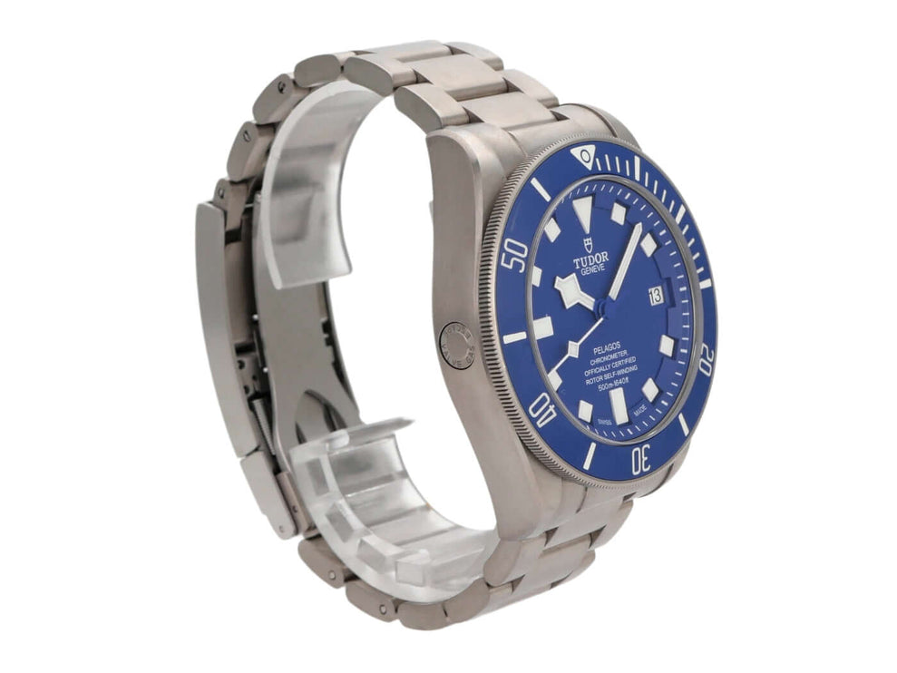 Tudor Pelagos Titan Blue M25600TB-0001 mit blauem Zifferblatt und Titan-Gehäuse in naher Ansicht.