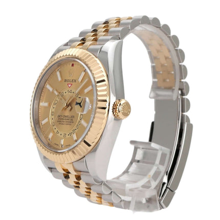 Rolex Sky-Dweller 326933 mit Champagner Zifferblatt und Gelbgold Jubile-Band, Edelstahlgehäuse.