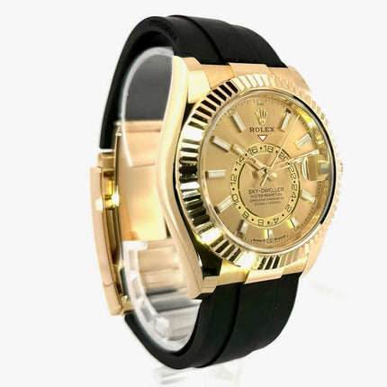 Rolex Sky-Dweller 336238 in Gelbgold mit champagnerfarbenem Zifferblatt und schwarzem Oysterflex-Armband, 42 mm Gehäuse und geriffelte Lünette