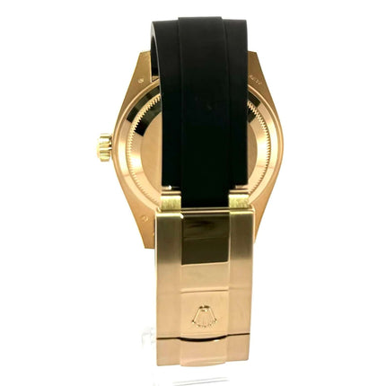 Rückansicht der Rolex Sky-Dweller Gelbgold Ref. 336238 mit schwarzem Oysterflex-Armband und 18 kt Gelbgold-Faltschließe.