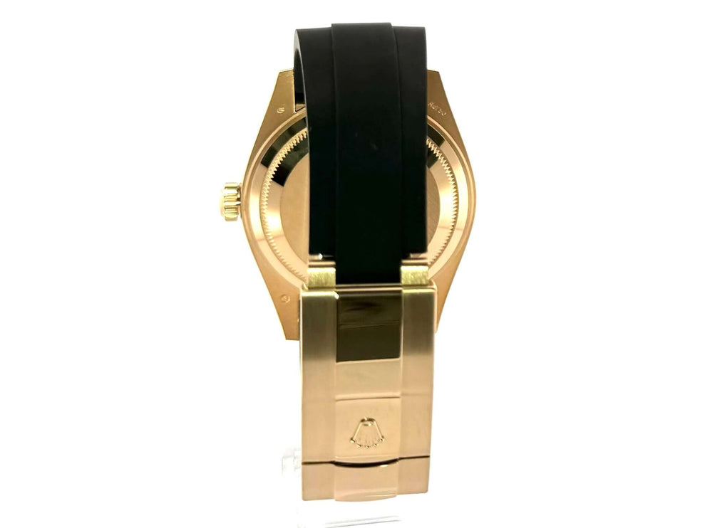 Rückansicht der Rolex Sky-Dweller Gelbgold Ref. 336238 mit schwarzem Oysterflex-Armband und 18 kt Gelbgold-Faltschließe.