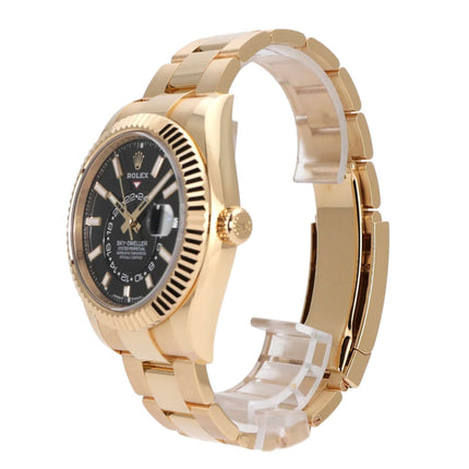 Rolex Sky-Dweller 336938 in 18 kt Gelbgold mit schwarzem Zifferblatt und Oyster-Armband, Seitansicht.