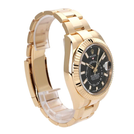 Rolex Sky-Dweller 336938 in 18 kt Gelbgold mit schwarzem Zifferblatt und Oysterarmband.