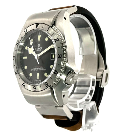 Tudor Black Bay P01 M70150-0001 Uhr mit poliertem Edelstahlgehäuse, schwarzem Zifferblatt und braunem Lederarmband.