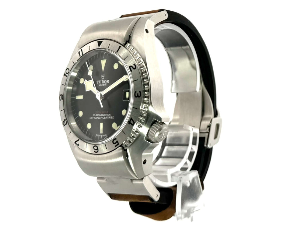 Tudor Black Bay P01 M70150-0001 Uhr mit poliertem Edelstahlgehäuse, schwarzem Zifferblatt und braunem Lederarmband.