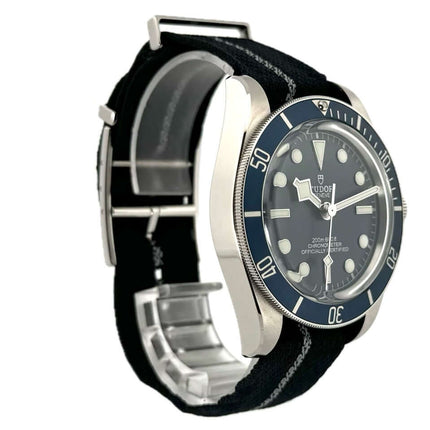 Tudor Heritage Black Bay Fifty-Eight Blue 79030B-0003 mit Edelstahlgehäuse und blauem Textilband, poliertes und satiniertes Finish, 39 mm.