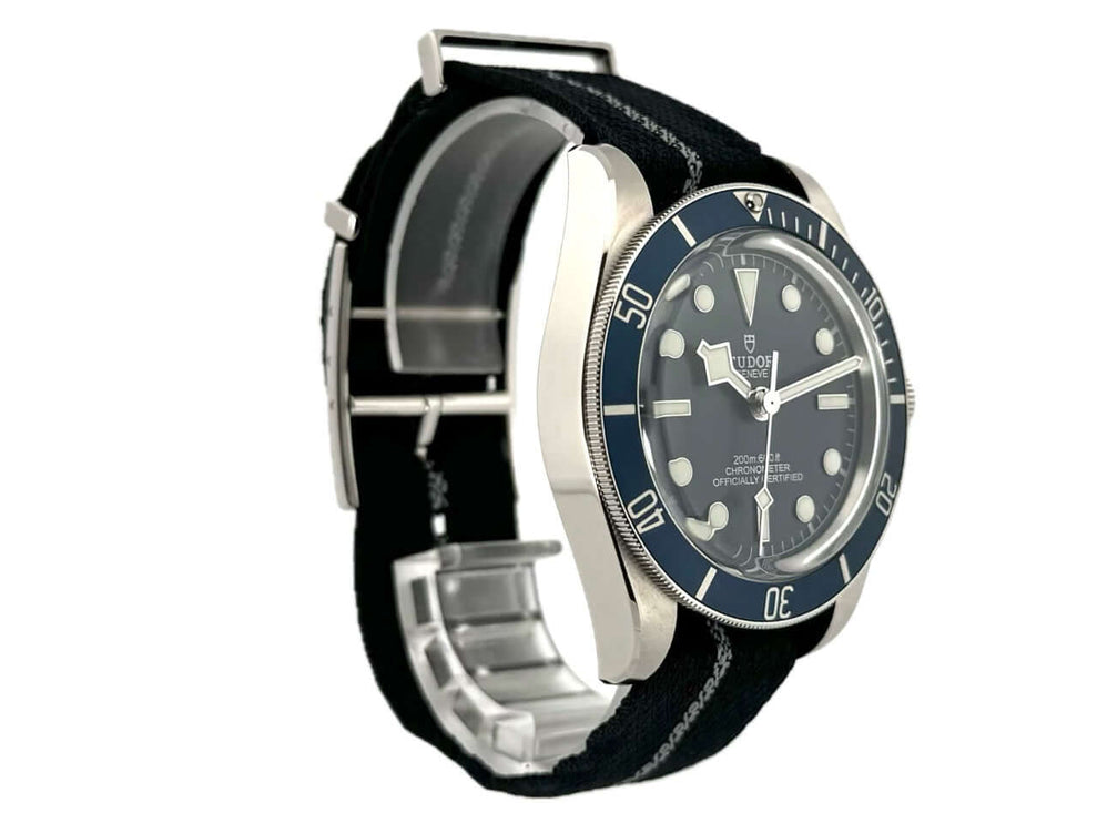 Tudor Heritage Black Bay Fifty-Eight Blue 79030B-0003 mit Edelstahlgehäuse und blauem Textilband, poliertes und satiniertes Finish, 39 mm.