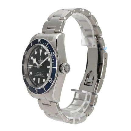 Tudor Black Bay M79230B-0001, Edelstahlgehäuse, blaue Lünette, schwarzes Zifferblatt, Armband mit Sicherheitsfaltschließe.