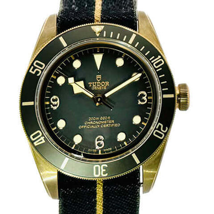 Tudor Black Bay Bronze Automatik Textiluhr Ref. 79250BA-0002 mit schiefergrauem Zifferblatt, schwarze Lünette und Dornschließe.