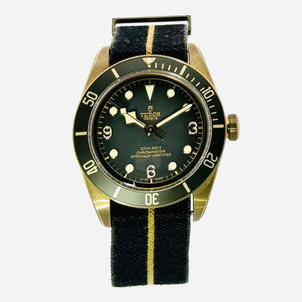 Tudor Black Bay Bronze Textil M79250BA-0002 Uhr mit schiefergrauem Zifferblatt, schwarzem Textilarmband und bronze Lünette.