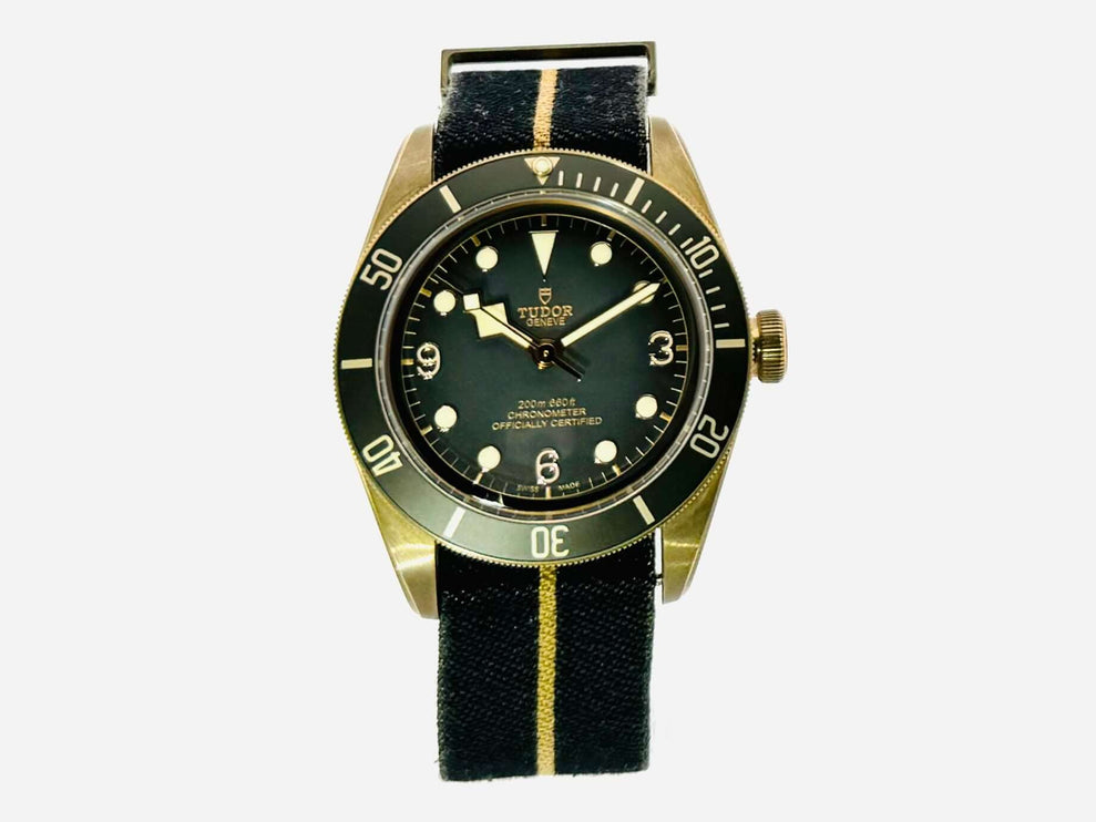 Tudor Black Bay Bronze Textil M79250BA-0002 Uhr mit schiefergrauem Zifferblatt, schwarzem Textilarmband und bronze Lünette.